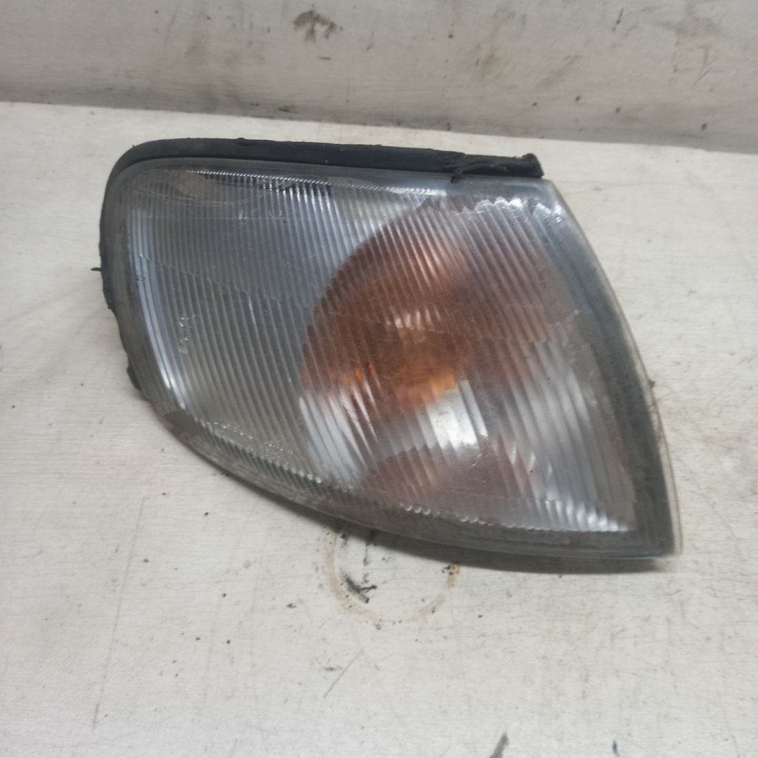 Поворотник правый к Nissan Almera 1998