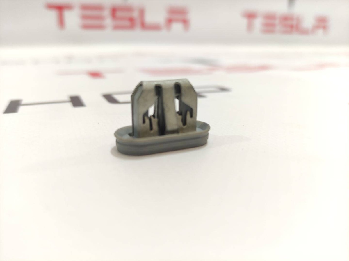 Клипса к Tesla Model 3 2021