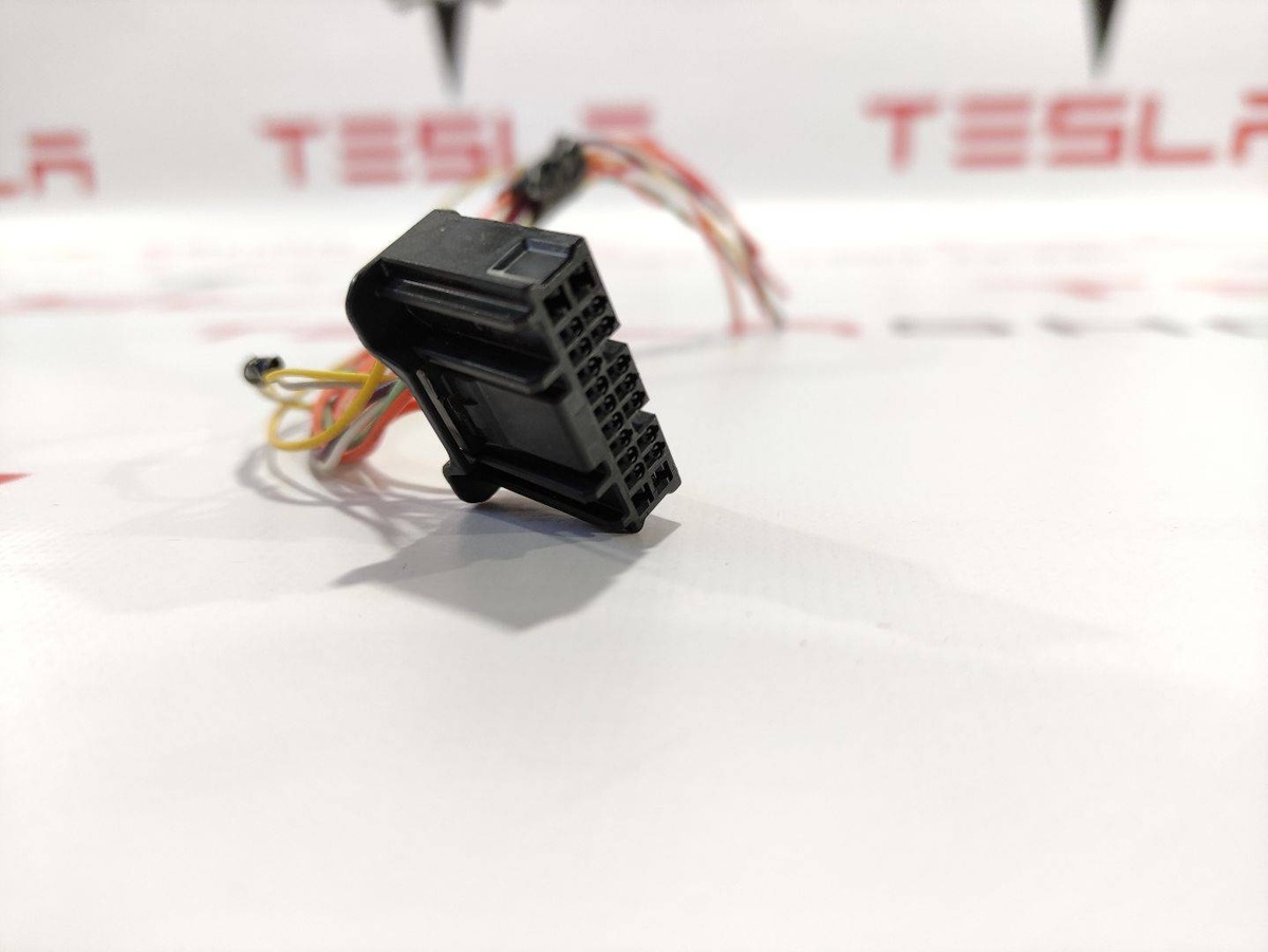 Разъем (фишка) проводки к Tesla Model 3 2021