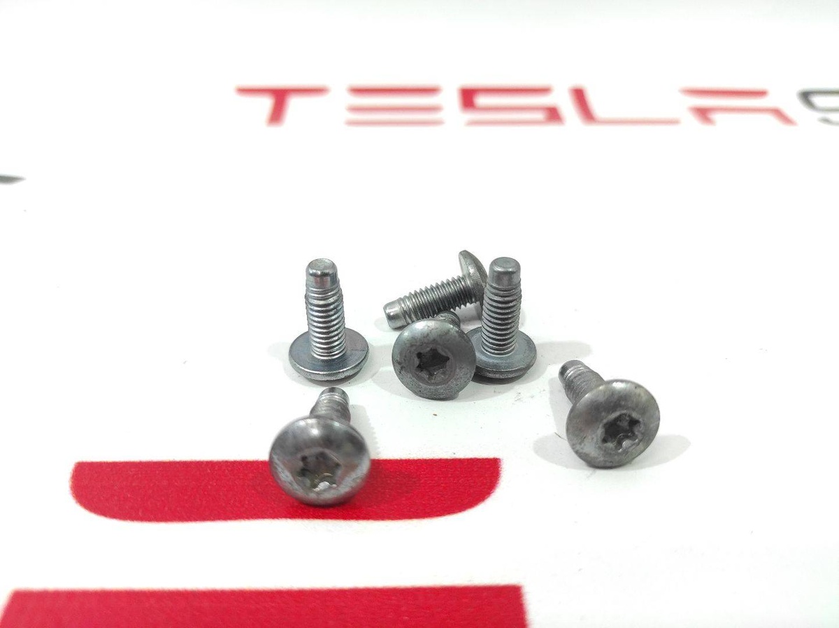 Болт к Tesla Model Y 2021