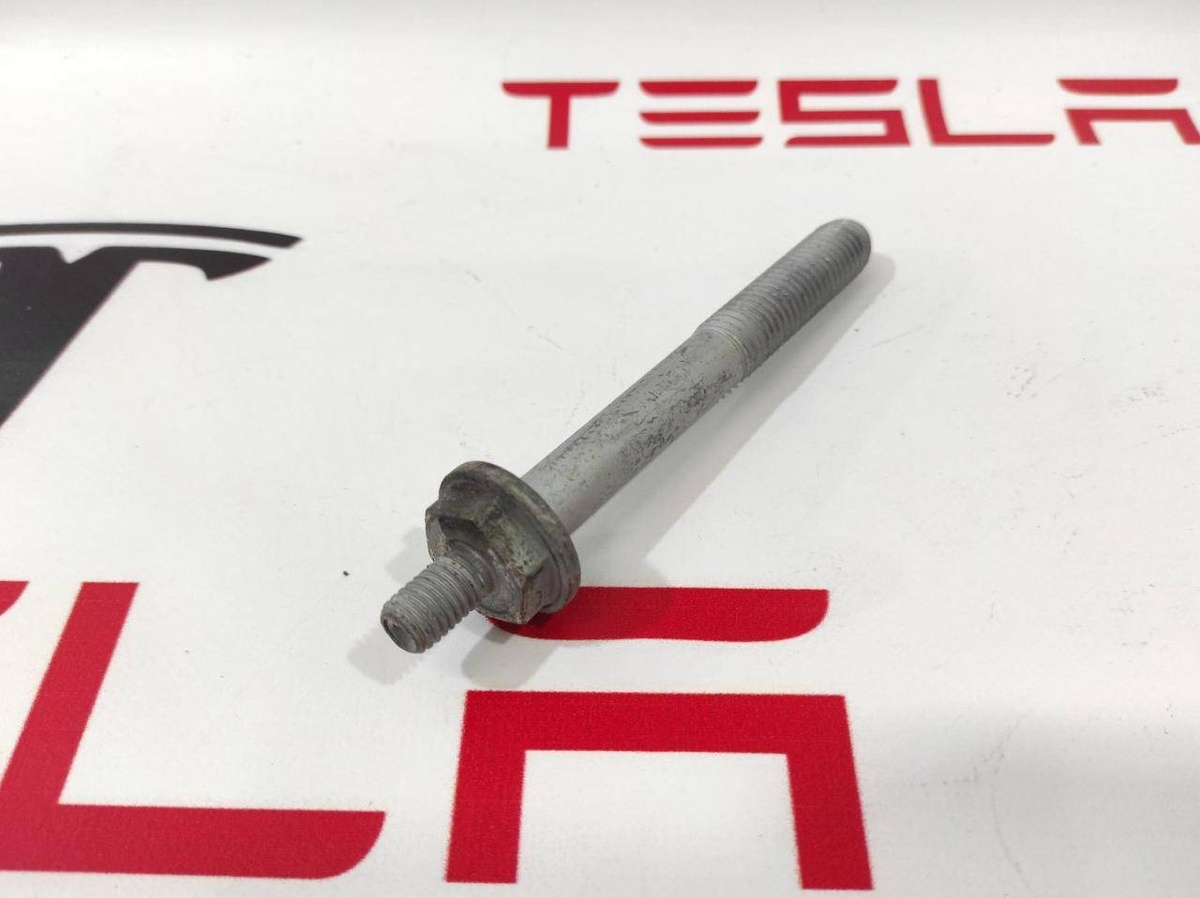 Болт к Tesla Model S 2017