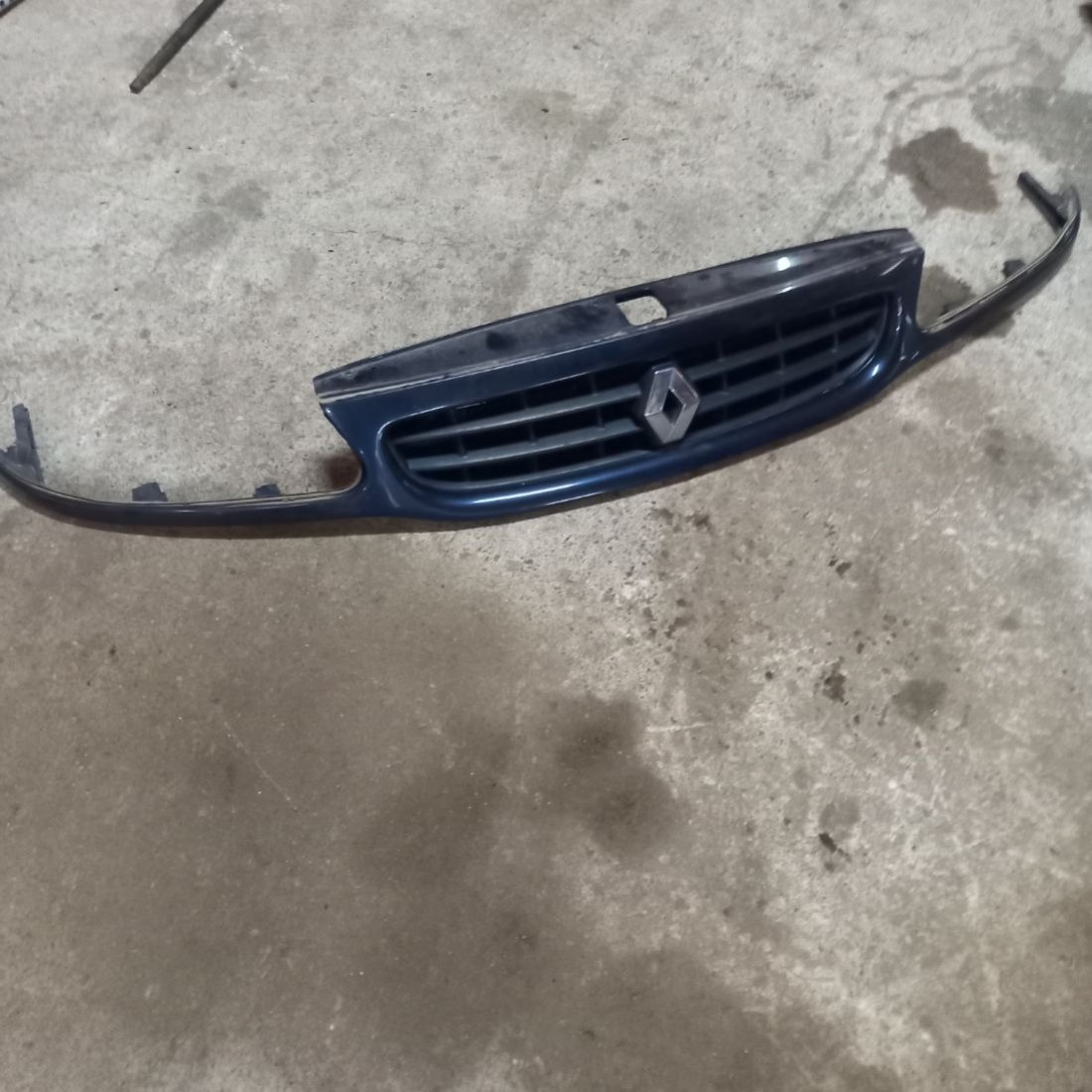 Решетка радиатора к Renault Safrane 1998
