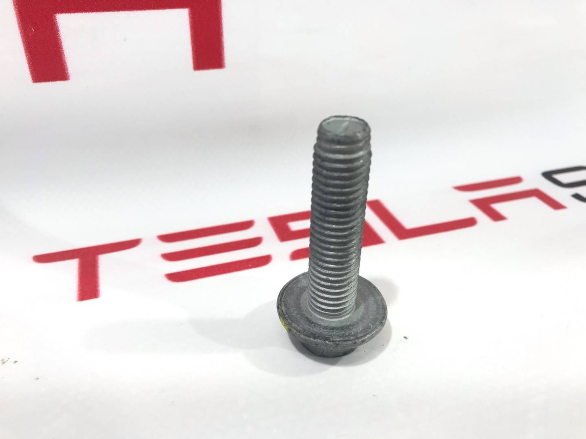 Болт к Tesla Model S 2021
