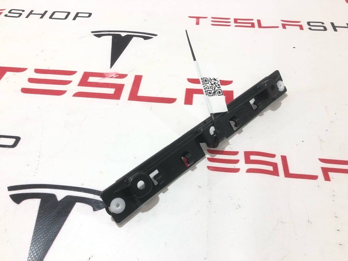 Крепление проводки к Tesla Model S 2022