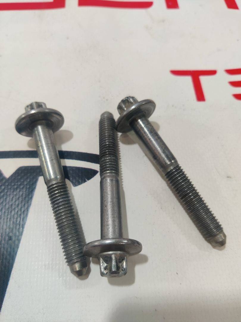 Болт к Tesla Model X 2019