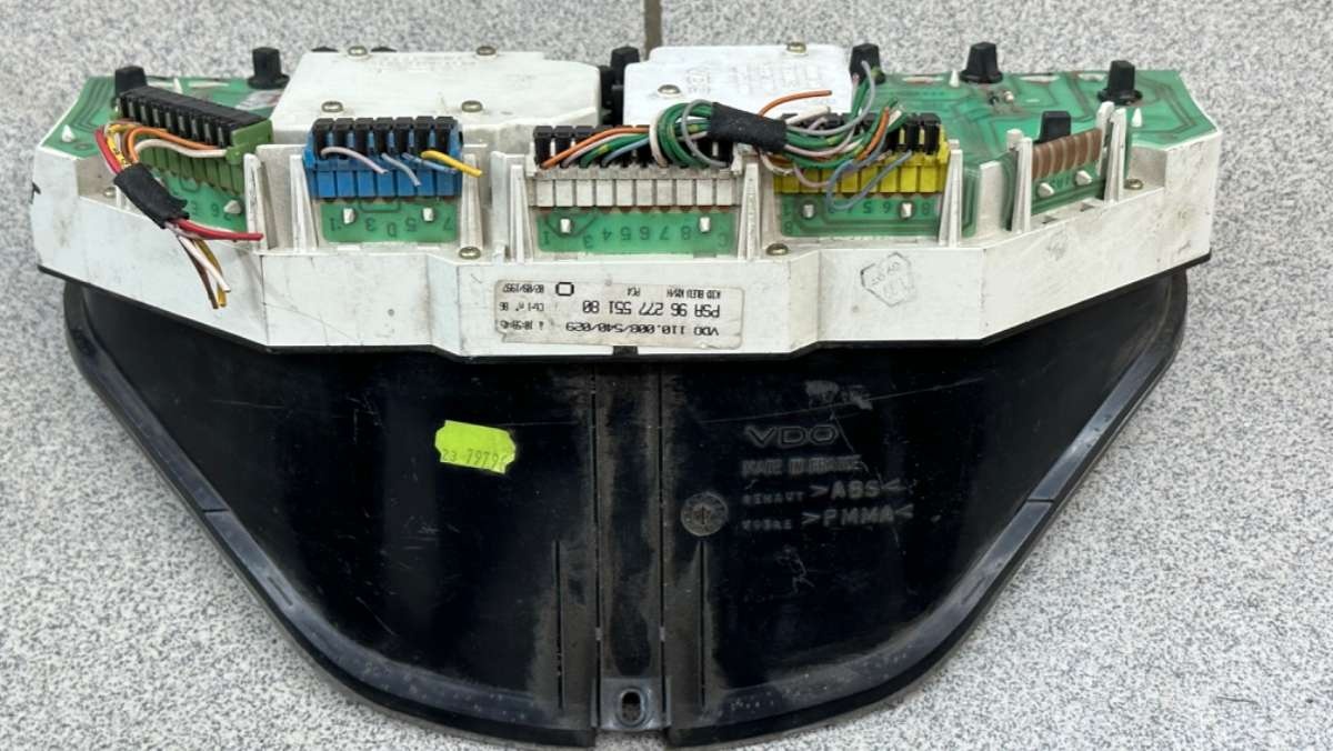 Разъем (фишка) проводки к Peugeot 106 1998