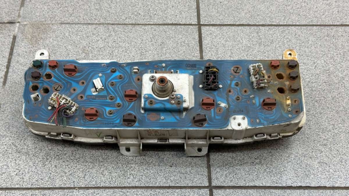 Разъем (фишка) проводки к Nissan Primera 1995