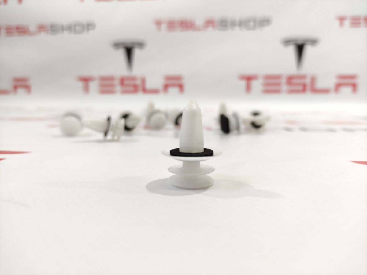 Клипса к Tesla Model X 2018
