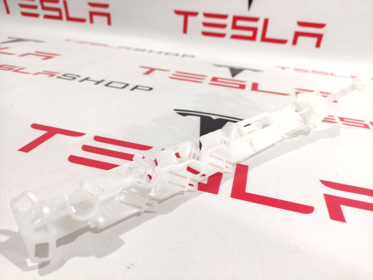 Крепление проводки к Tesla Model S 2018