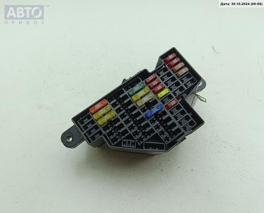Короб предохранителей к Volkswagen Golf 2010