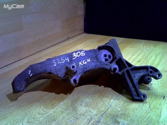 Кронштейн генератора к Renault Trafic 2003