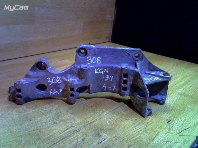 Кронштейн генератора к Volkswagen Golf 2004