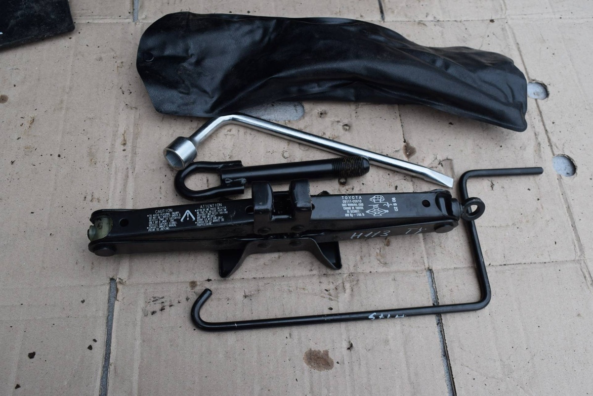Домкрат к Toyota Yaris 2008
