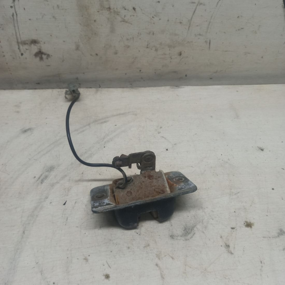 Замок (кнопка) крышки багажника к Mazda 626 1999