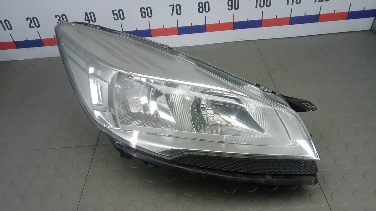 Фара правая к Ford Kuga 2013