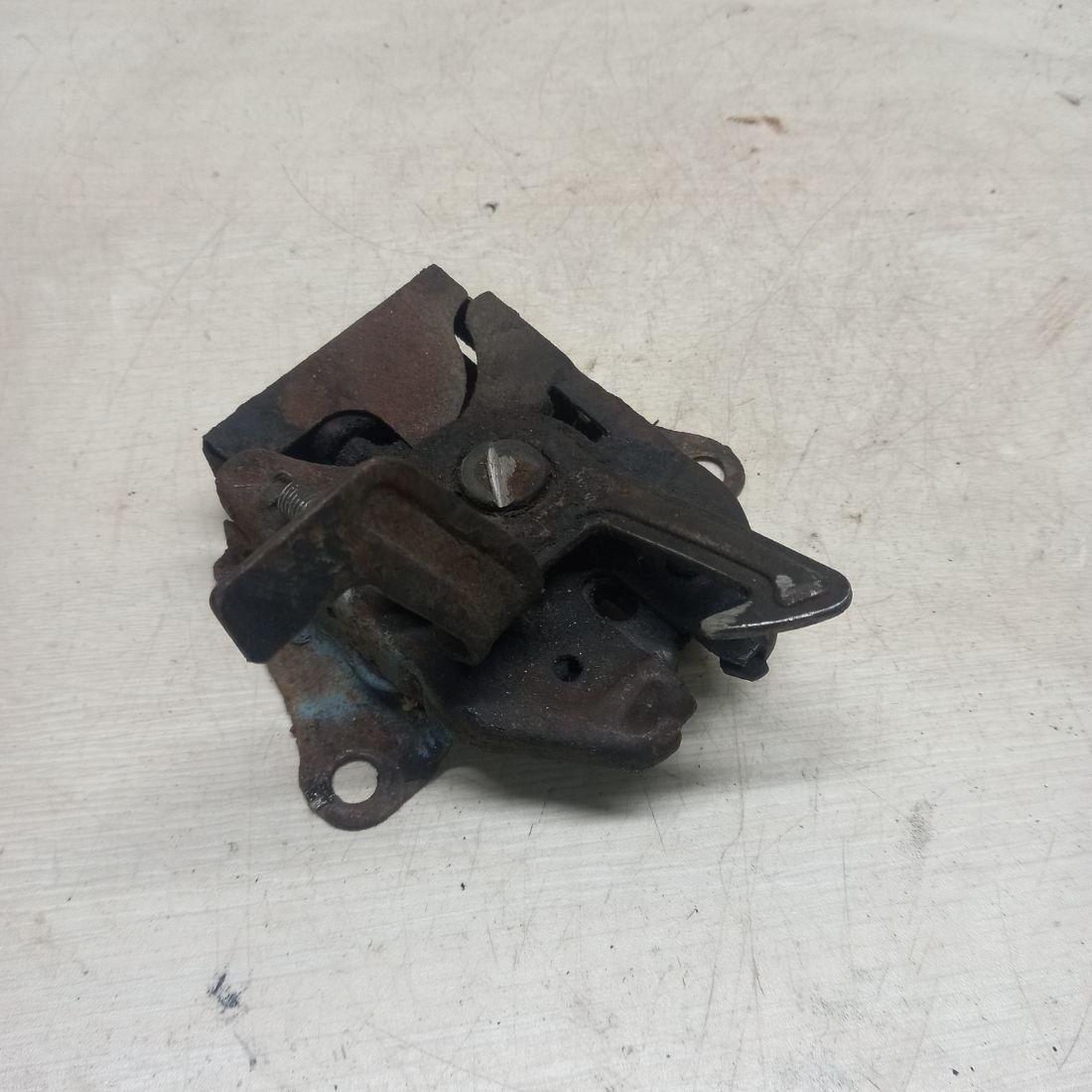 Замок капота к Mazda 626 1999