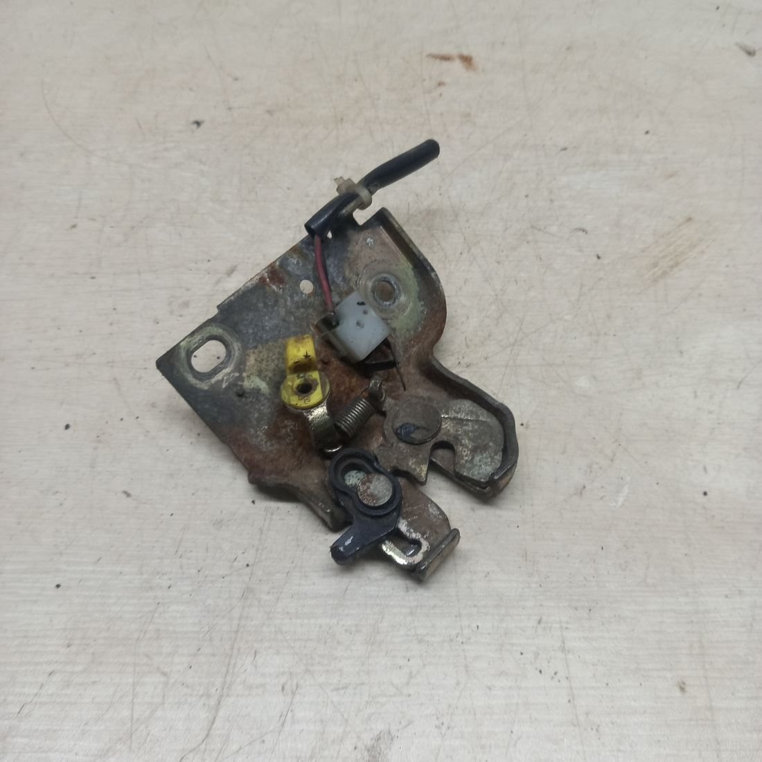 Замок (кнопка) крышки багажника к Mazda 626 1999