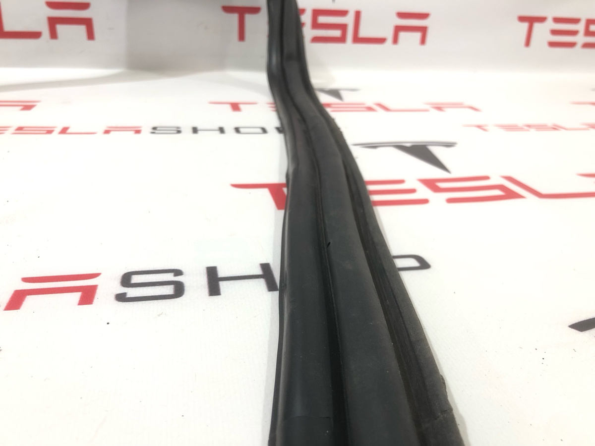 Уплотнитель к Tesla Model X 2019