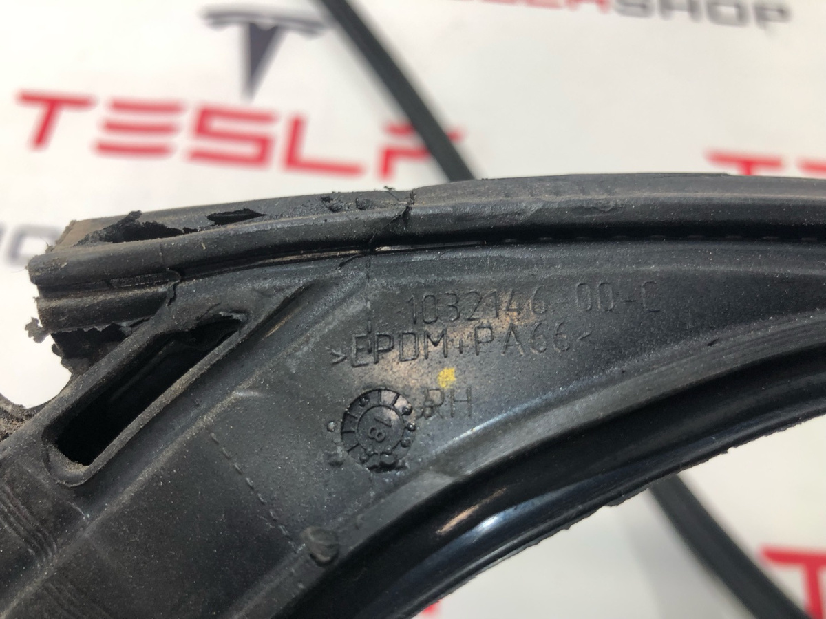 Уплотнитель к Tesla Model X 2019
