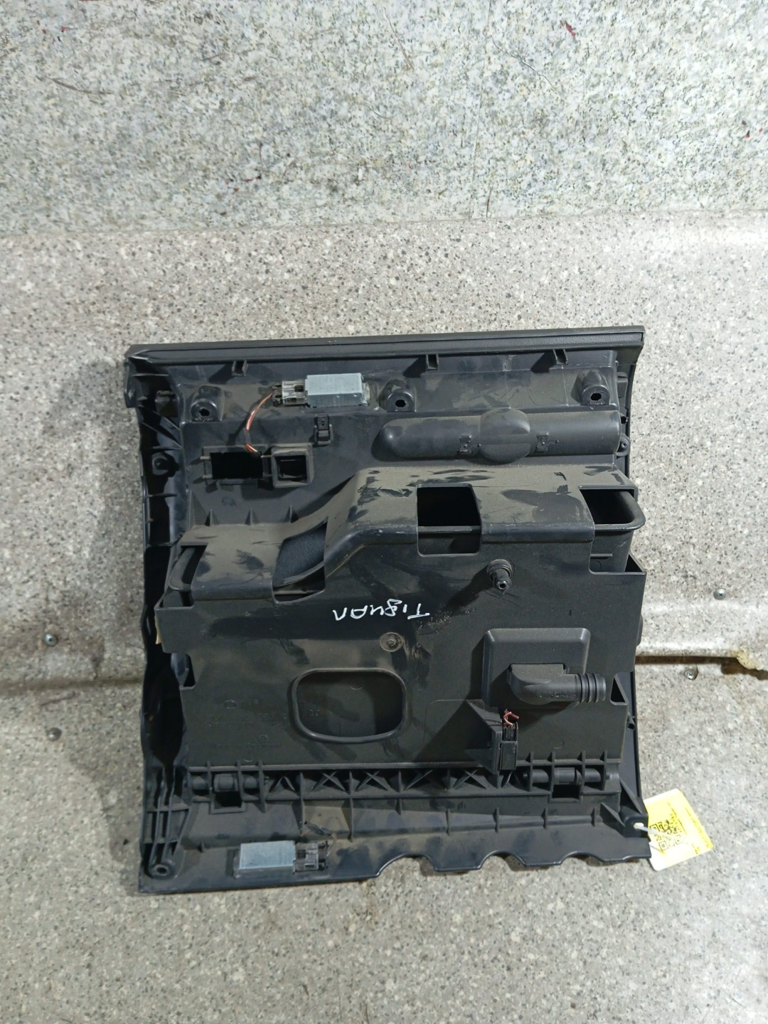 Бардачок к Volkswagen Tiguan 2009
