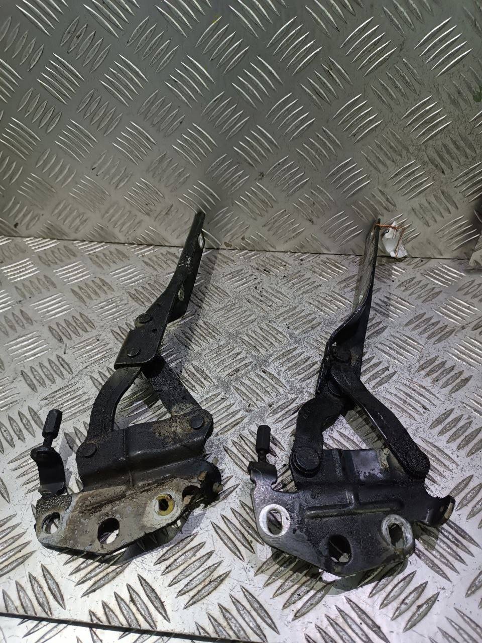 Петля капота к Volkswagen Passat 2007