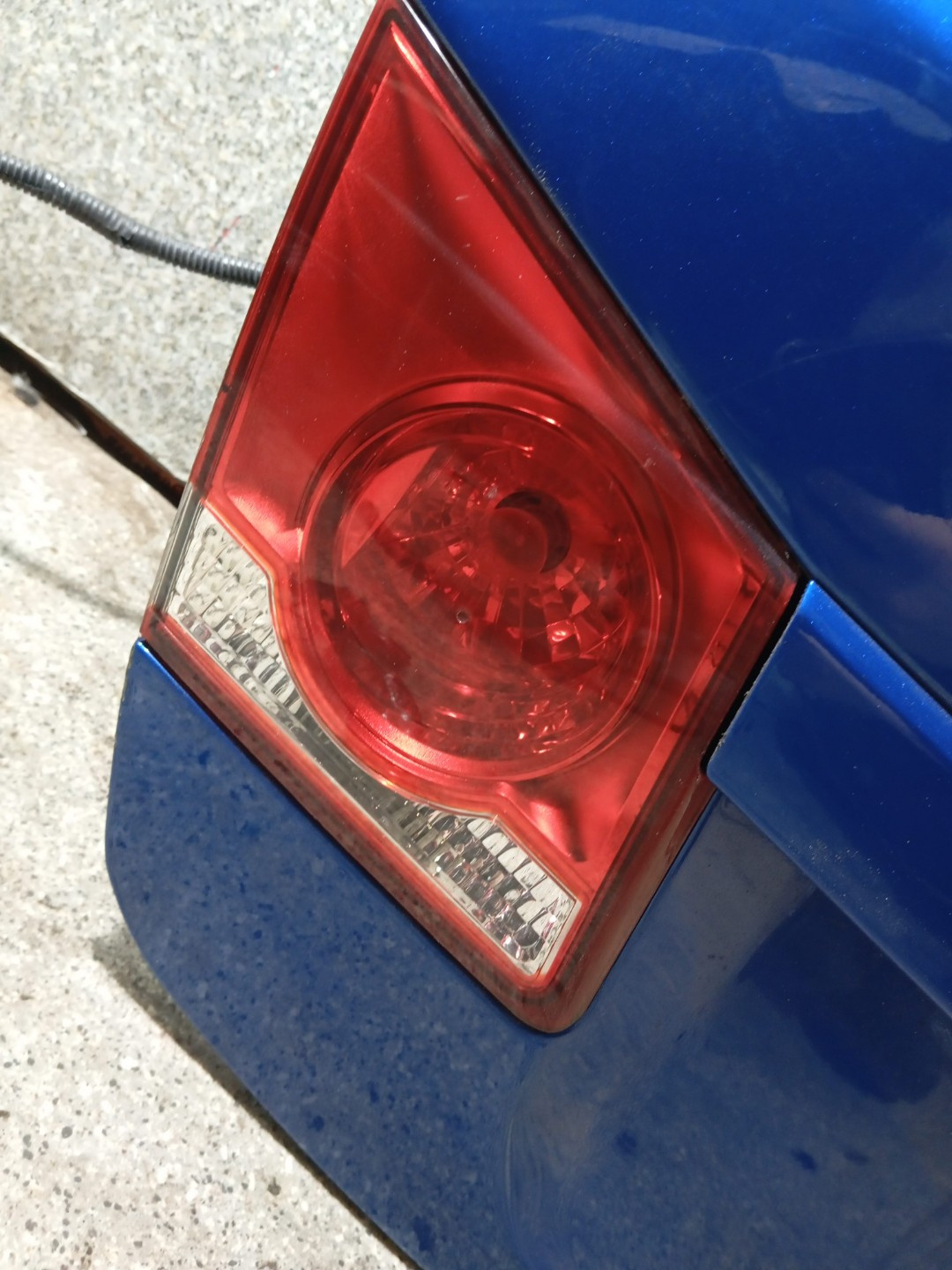 Фонарь крышки багажника левый к Chevrolet Cruze 2010