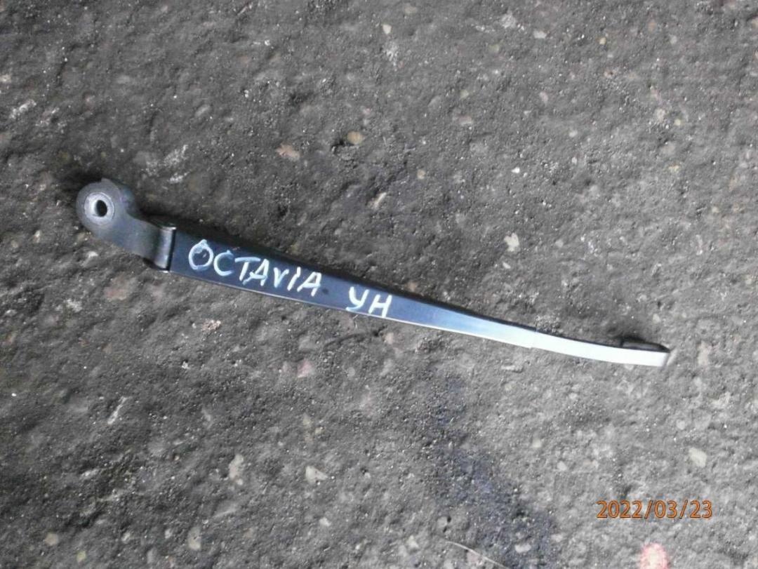 Щеткодержатель задний к Skoda Octavia 1998