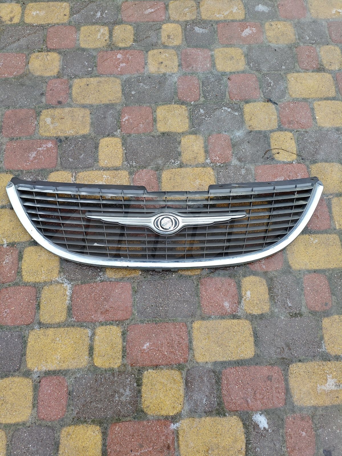 Решетка бампера к Chrysler Town & Country 2004