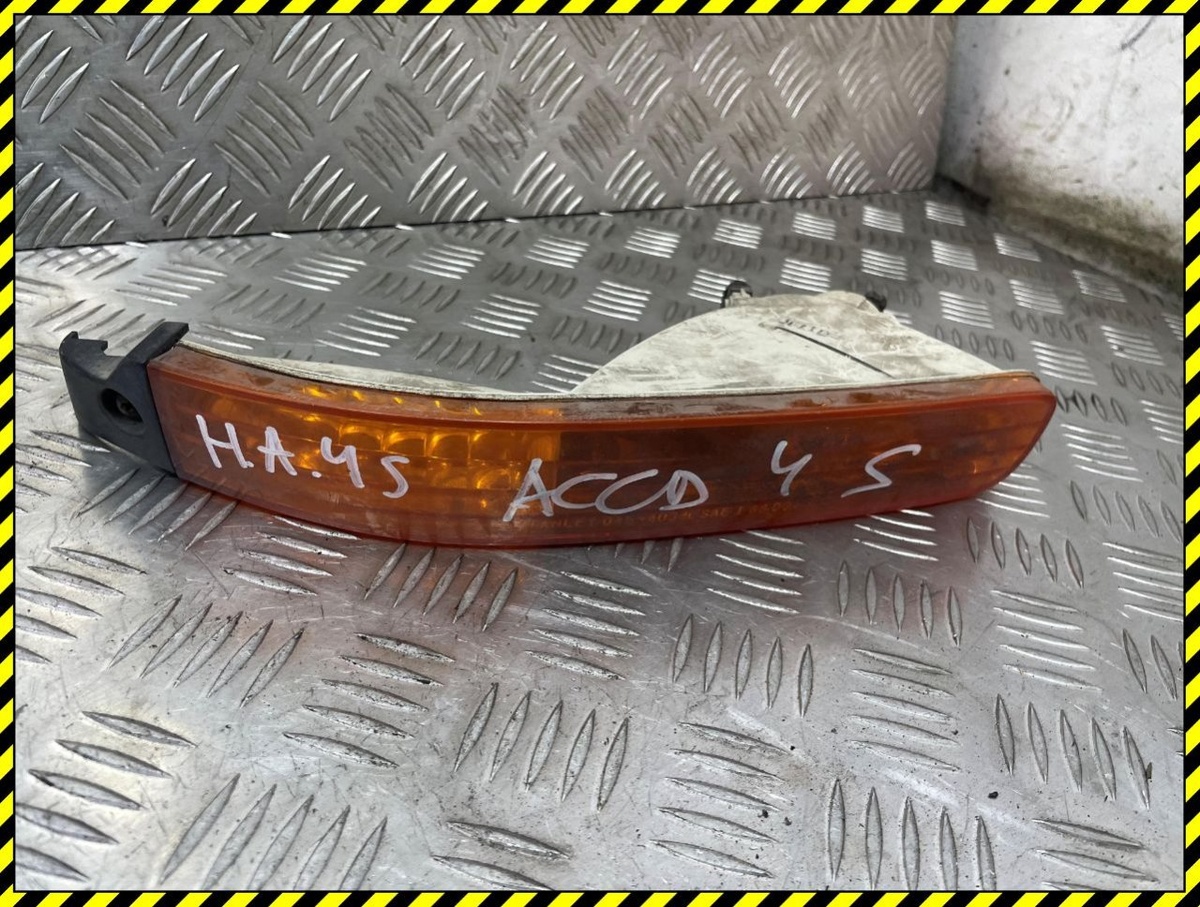 Поворотник левый к Honda Accord 1992