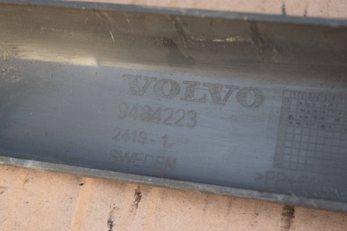 Молдинг бампера переднего к Volvo V70 2003