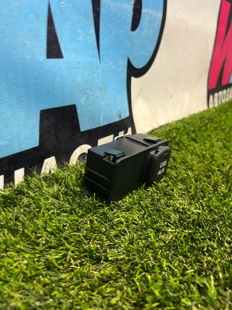 Разъем AUX / USB к Fiat 124 2018