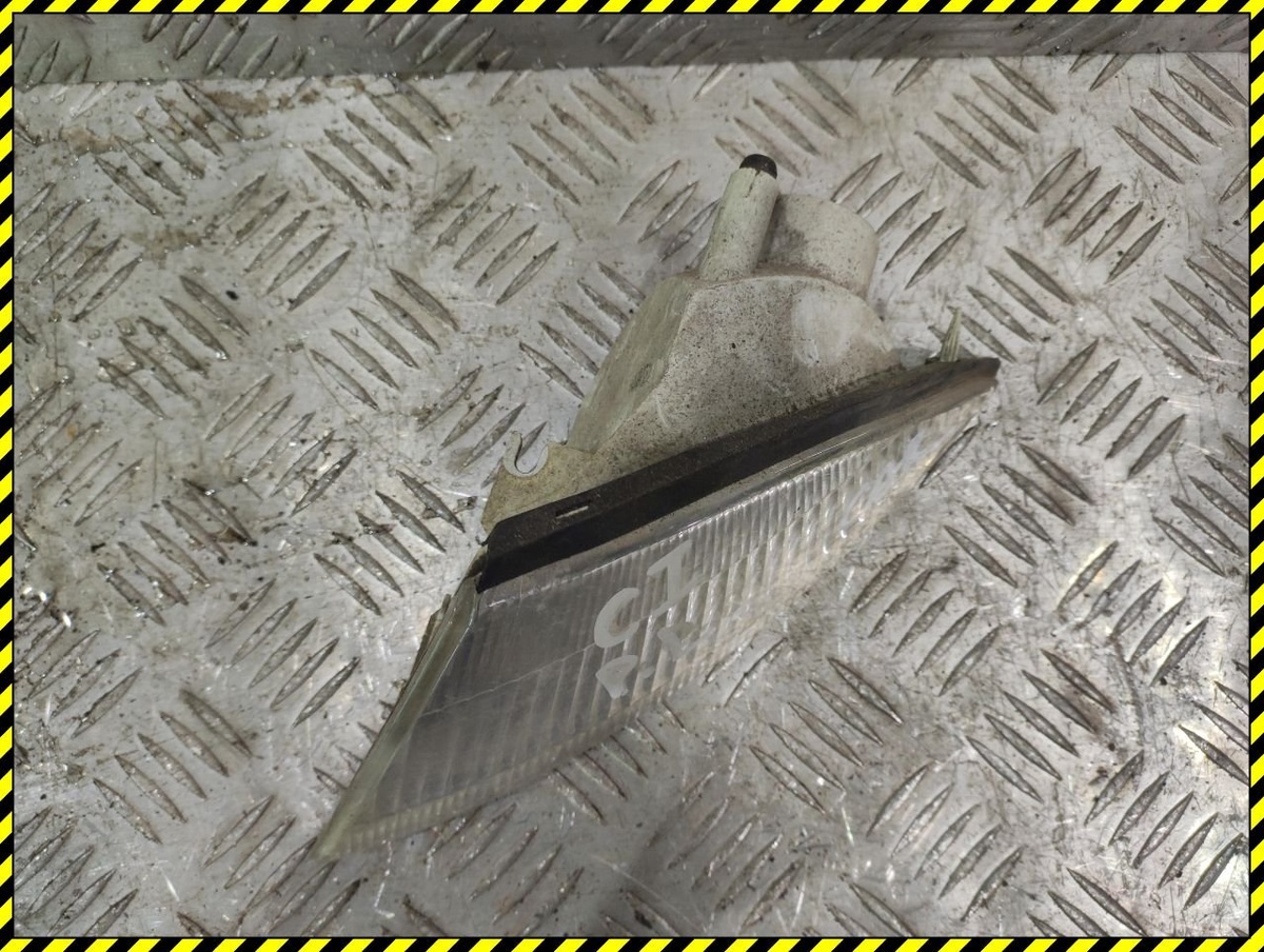 Поворотник левый к Mitsubishi Carisma 1997