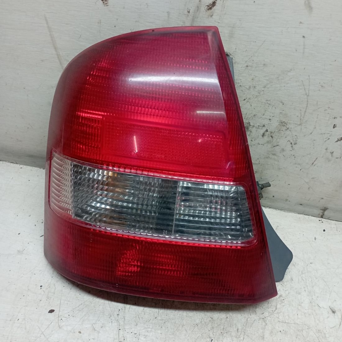 Фонарь задний левый к Mazda 323 2000