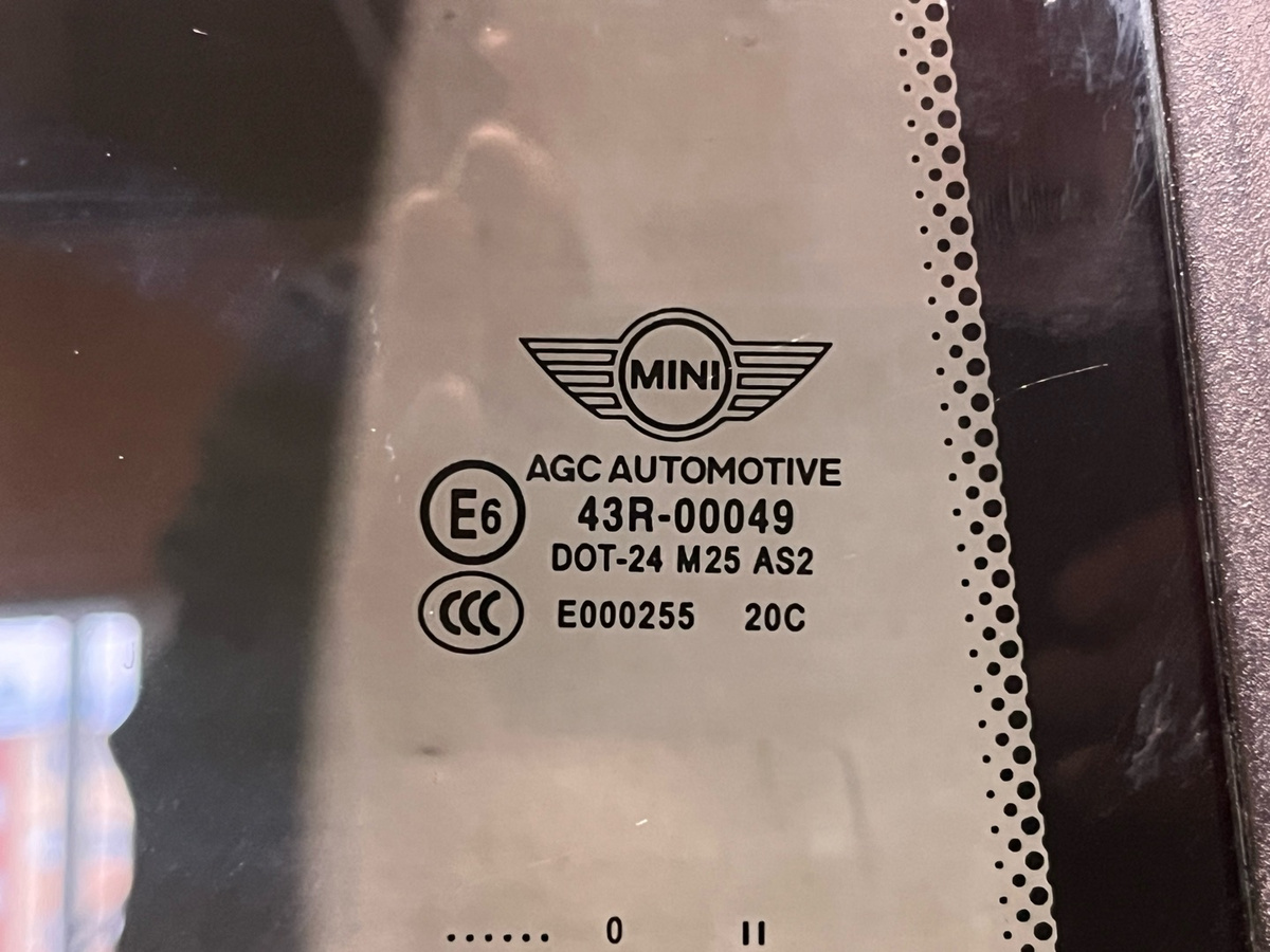 Стекло кузовное боковое правое  к MINI Cabrio 2021