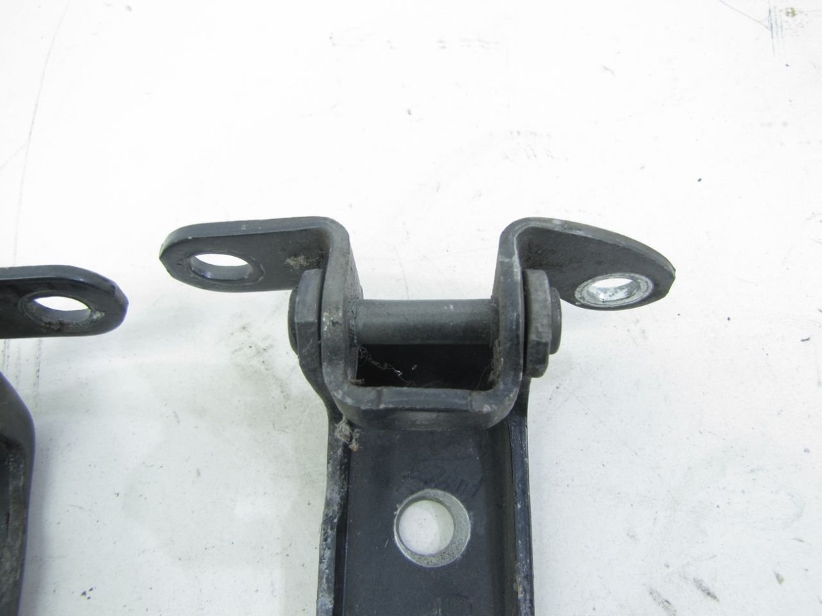 Петля двери к Toyota Prius 2009