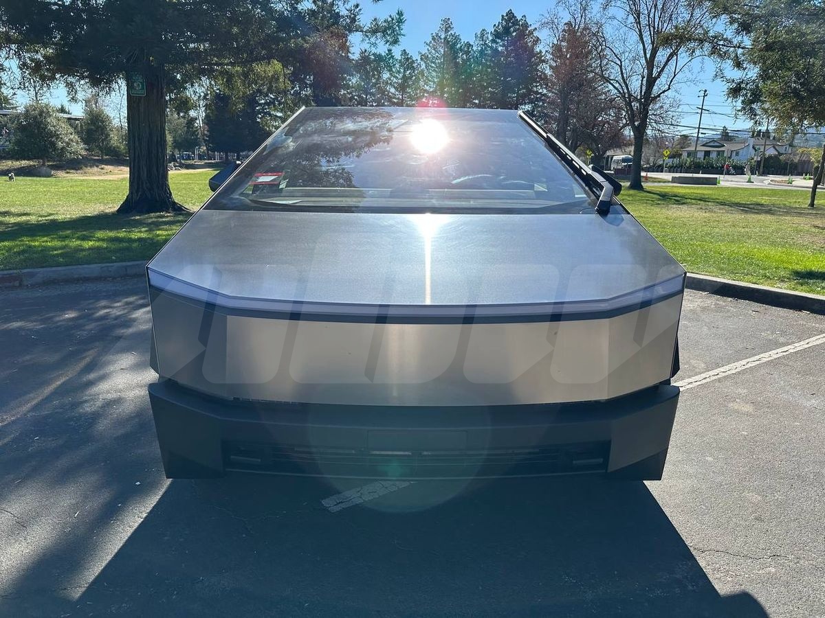 Tesla Cybertruck I, 2025