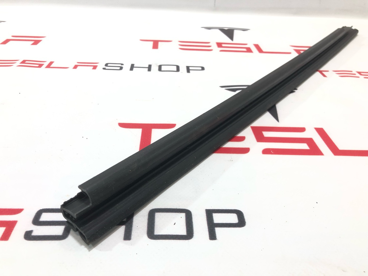 Уплотнитель к Tesla Model S 2021