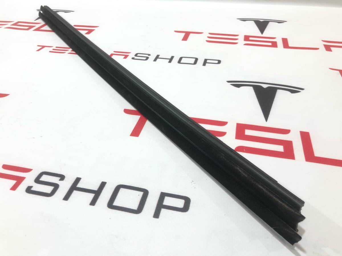 Уплотнитель к Tesla Model S 2021