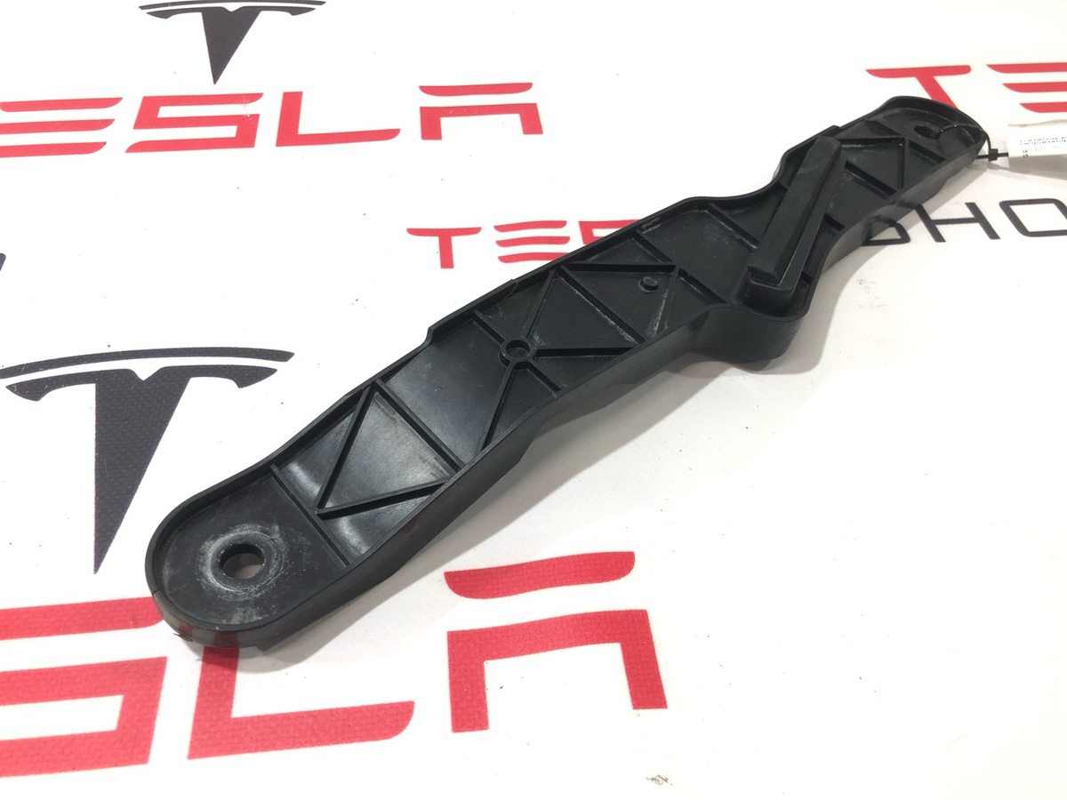 Распорка стоек к Tesla Model S 2021