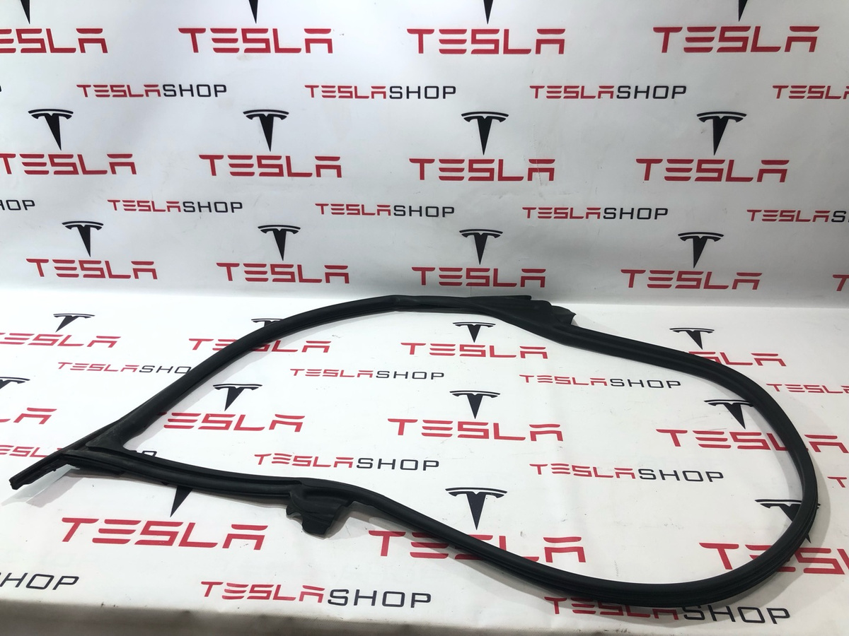 Уплотнитель к Tesla Model S 2021