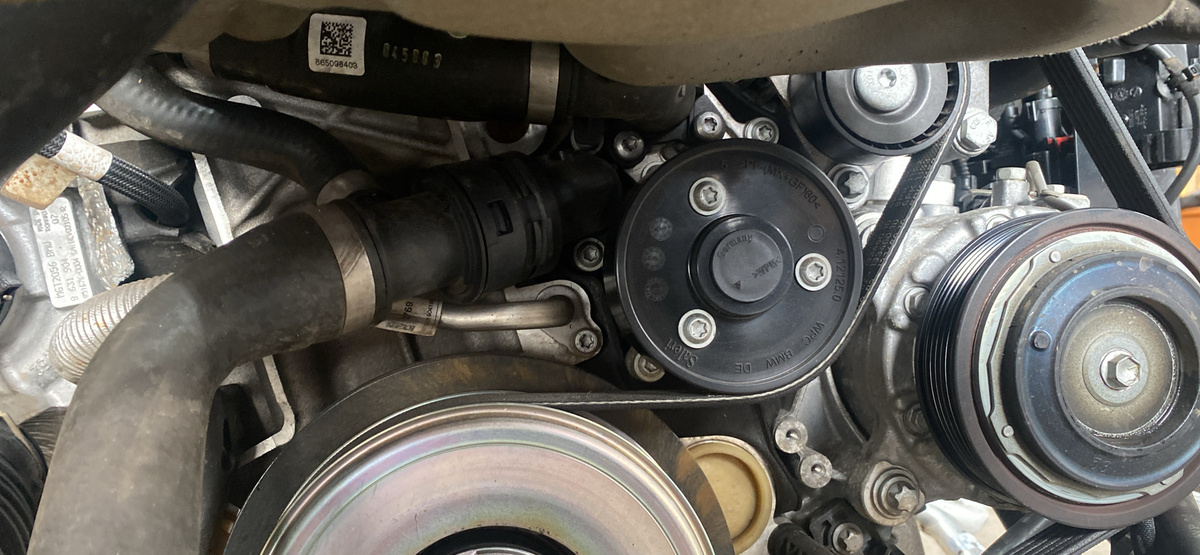 Помпа к BMW  2019