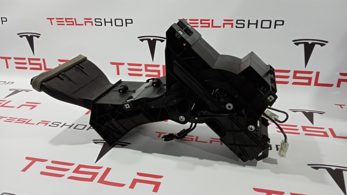 Подстаканник к Tesla Model S 2020