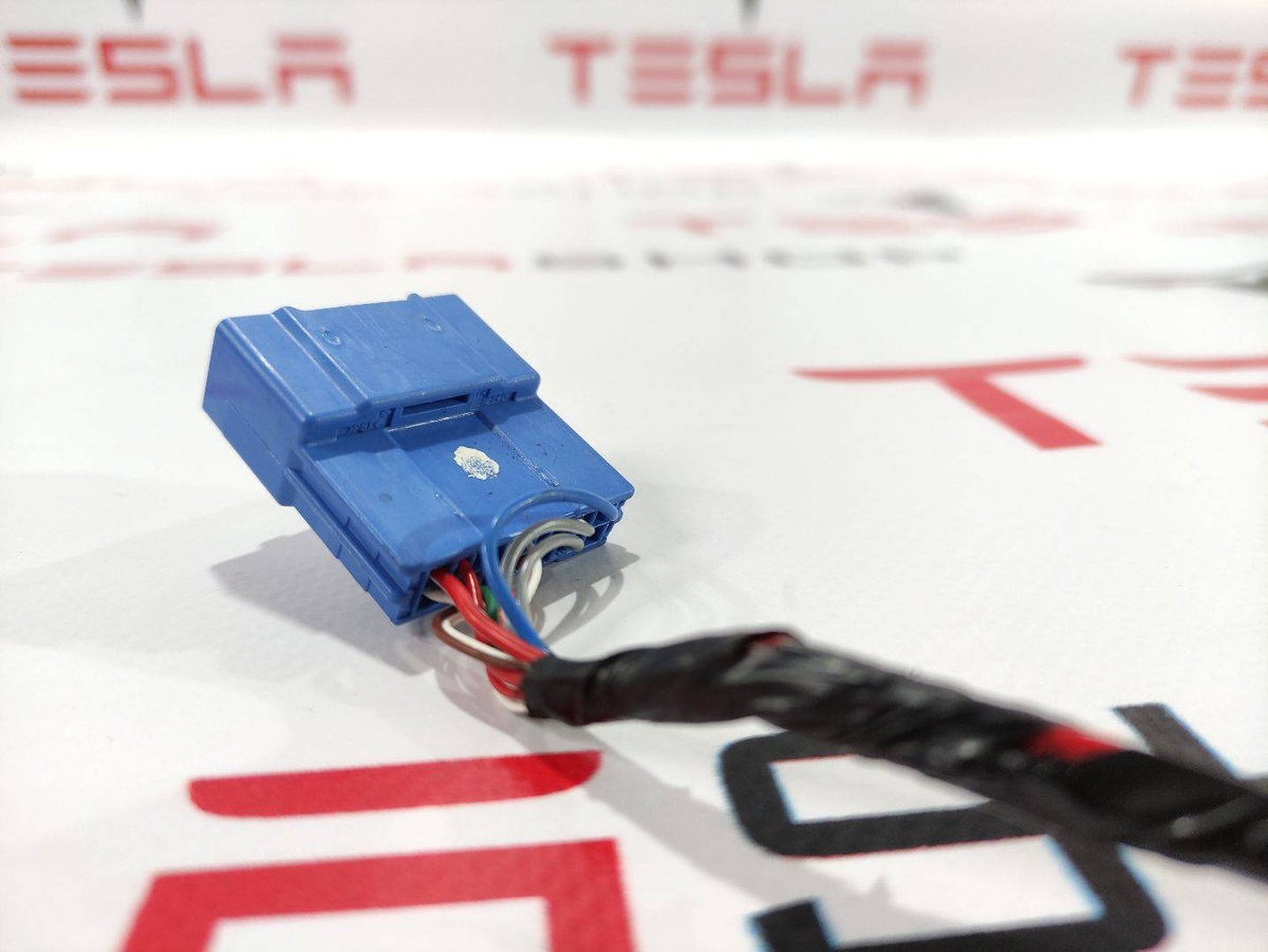 Разъем (фишка) проводки к Tesla Model X 2016