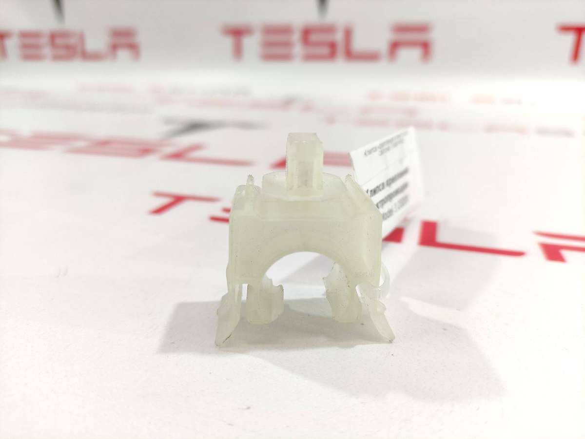 Клипса к Tesla Model 3 2020