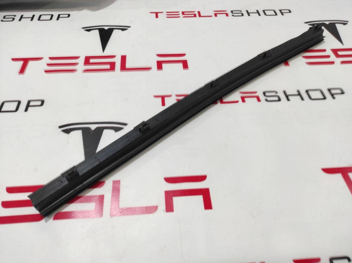 Уплотнитель к Tesla Model S 2013