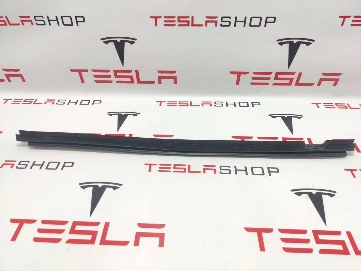 Уплотнитель к Tesla Model X 2018