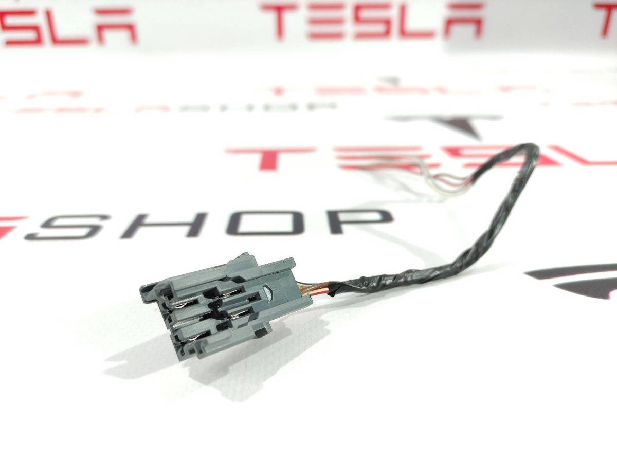 Разъем (фишка) проводки к Tesla Model S 2018