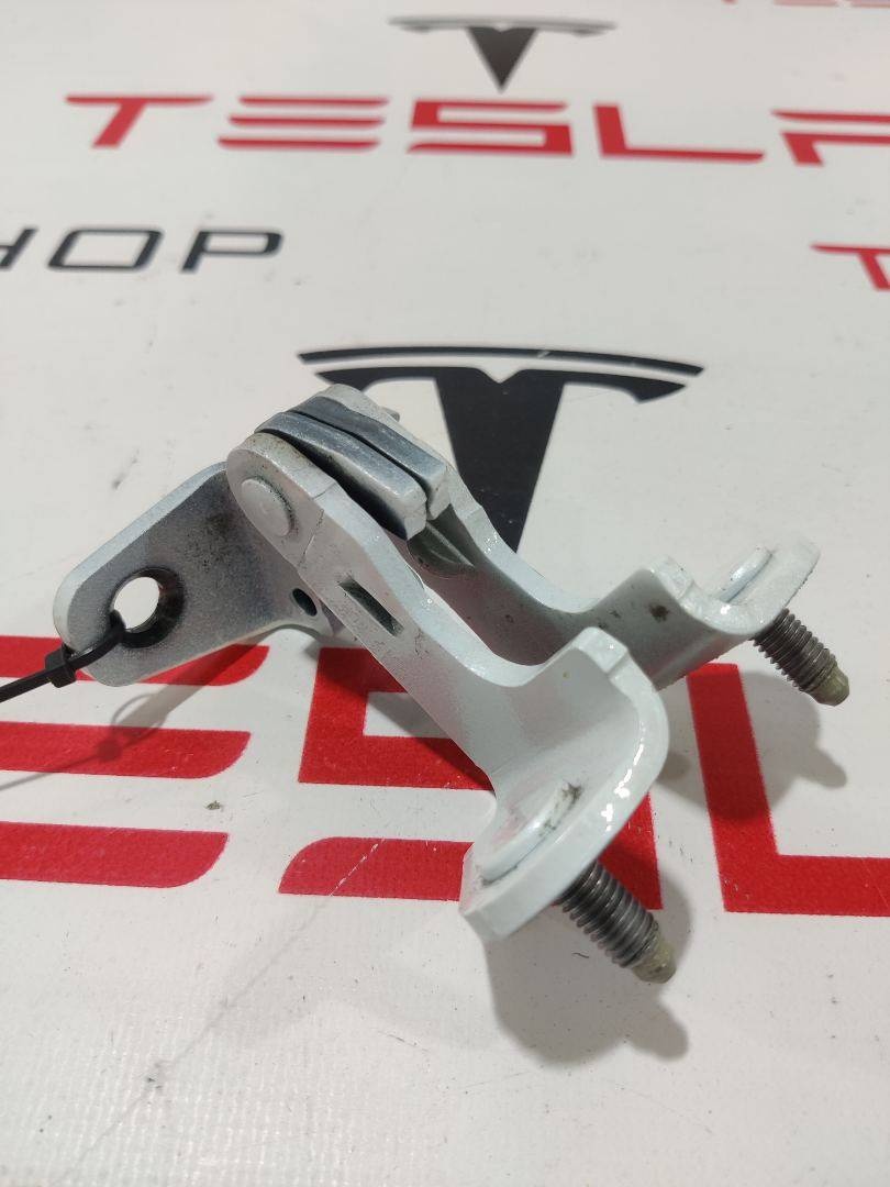 Петля двери к Tesla Model 3 2019