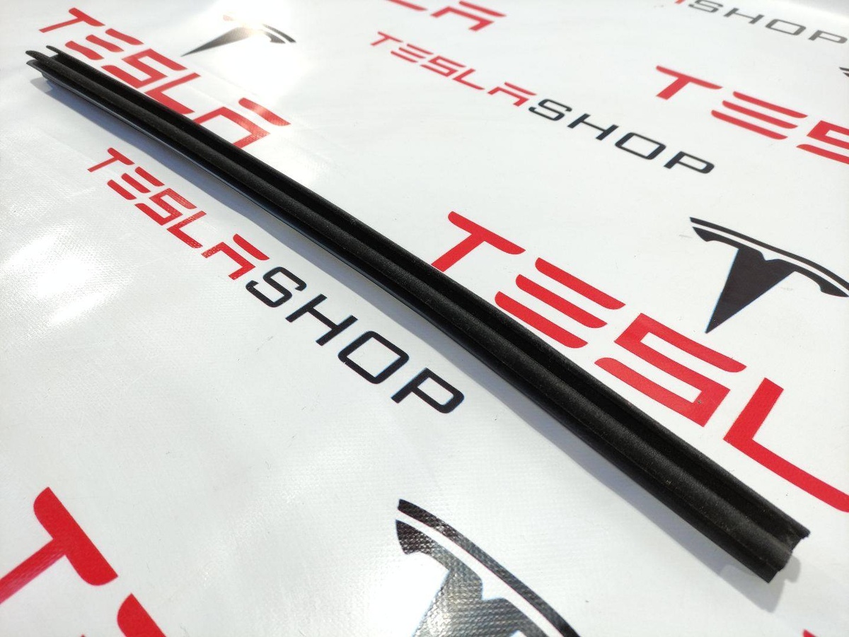 Уплотнитель к Tesla Model S 2016