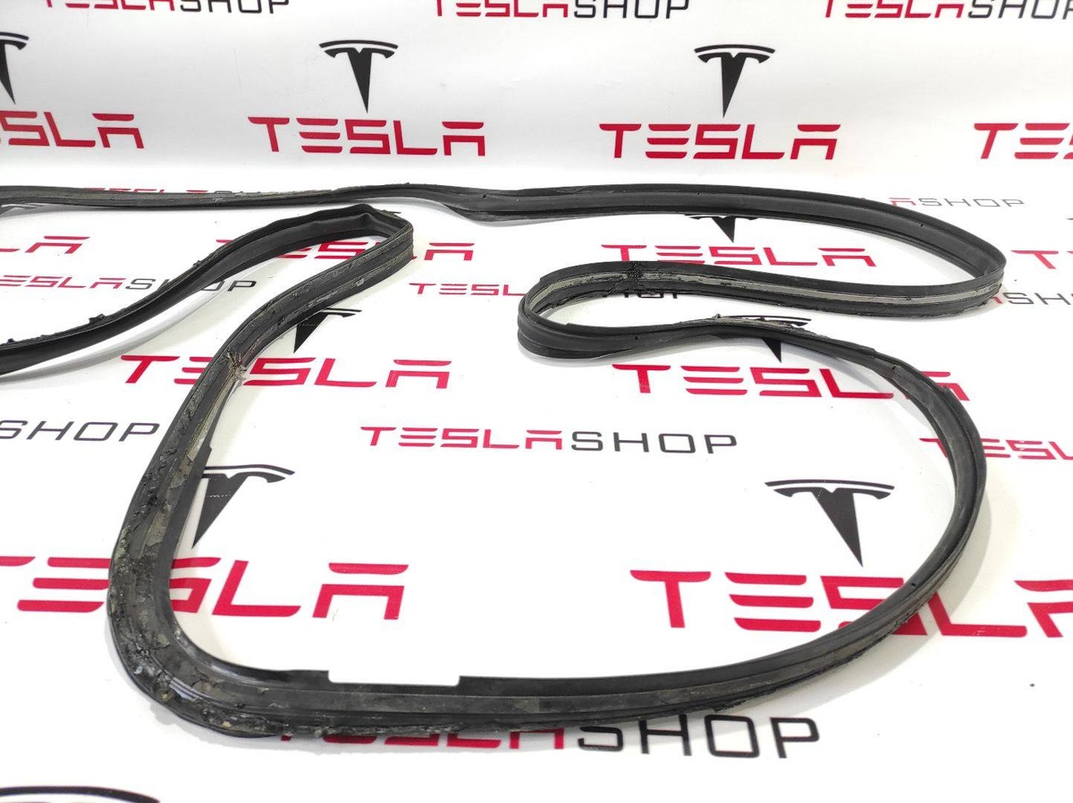 Уплотнитель к Tesla Model X 2016